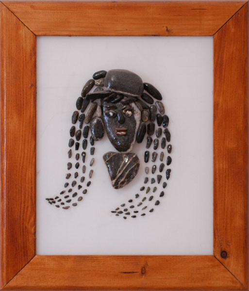 Autorretrato realizado con piedras naturales sobre plexiglás, representando un rostro femenino con sombrero y largos cabellos.