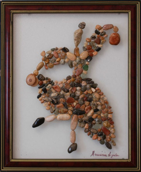 Figura de una bailarina realizada con piedras naturales sobre plexiglás, capturada en un movimiento elegante y armonioso.