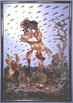 Hombre transportando a una mujer bajo la lluvia en un paisaje rocoso, realizado con piedras y conchas naturales sobre vidrio.