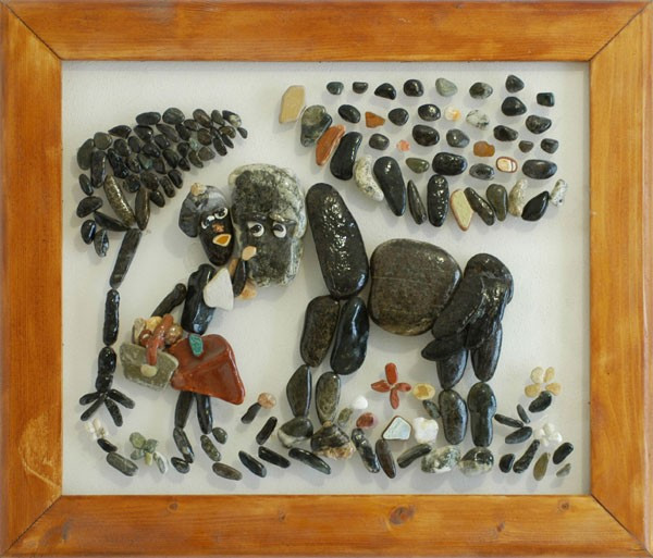 Figura de una mujer junto a su caballo Moro, realizada con piedras naturales sobre plexiglás en una composición inspirada en recuerdos personales.