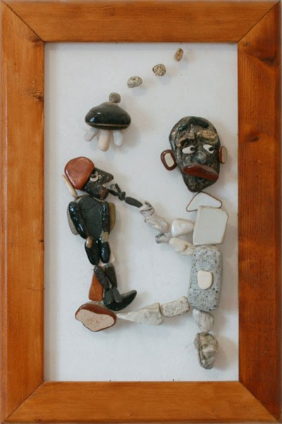 Escena humorística realizada con piedras naturales sobre plexiglás que representa a un dentista extrayendo un diente a un paciente.