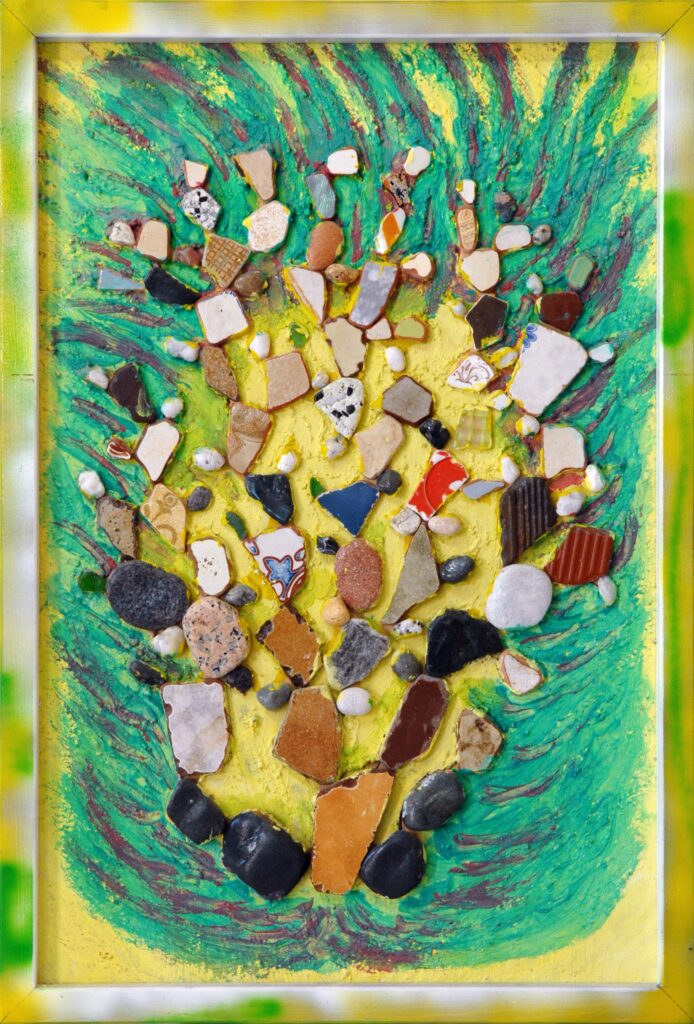 Nopal o higuera de tuna representado con piedras naturales sobre tabla pintada en vivos tonos de amarillo, verde y azul.