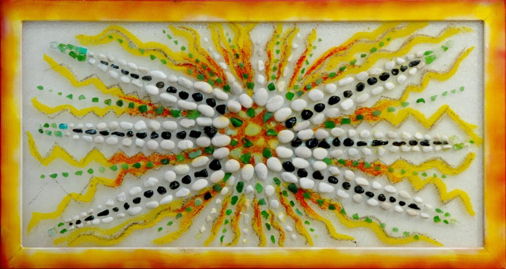 Composición abstracta inspirada en el sol, realizada con piedras naturales, vidrios pulidos por el mar y colores vibrantes sobre plexiglás.