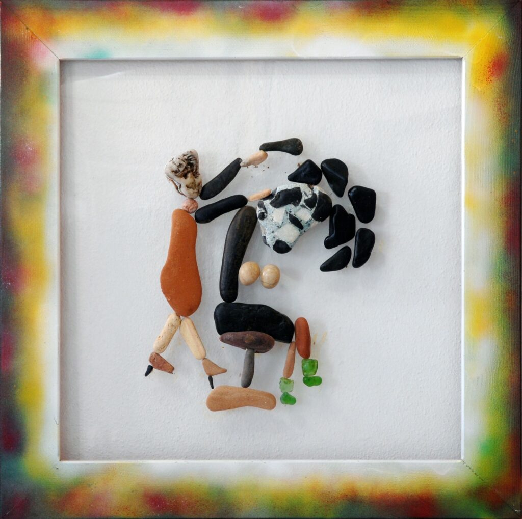 Figura realizzata con pietre marine e frammenti di ceramica su plexiglas che raffigura una parrucchiera mentre acconcia i capelli di una cliente seduta.