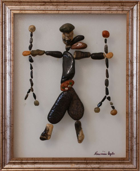 Gaucho realizado con piedras naturales sobre plexiglás, sosteniendo boleadoras tradicionales utilizadas en la caza y el trabajo rural argentino.