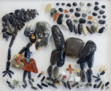 Mauricia caminando junto al Moro Viejo, obra realizada con piedras naturales sobre plexiglás inspirada en una historia real de su infancia.