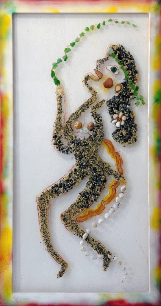 Composición realizada con arena, piedras marinas y fragmentos de vidrio sobre plexiglás que representa una figura femenina danzante inspirada en las culturas indígenas.