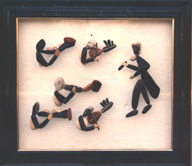 Director de orquesta y cinco músicos realizados con piedras naturales sobre vidrio, interpretando una pieza musical.