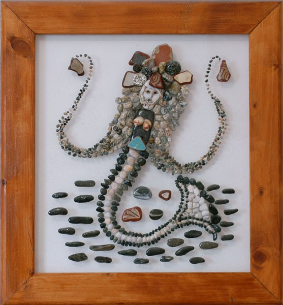 Sirena realizada con piedras naturales sobre plexiglás, emergiendo del agua con una larga cola y cabellera ondulante.