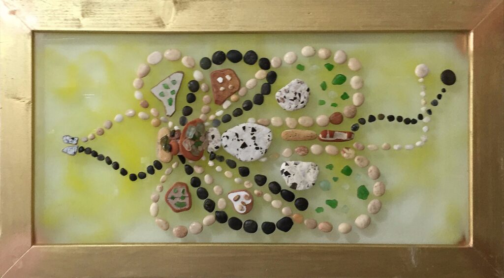 Composizione realizzata con pietre marine, frammenti di ceramica e vetro su plexiglas che raffigura una farfalla dalle ali aperte.