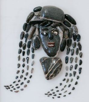 Autorretrato realizado por Maurizia Ayala utilizando piedras naturales sobre plexiglás.