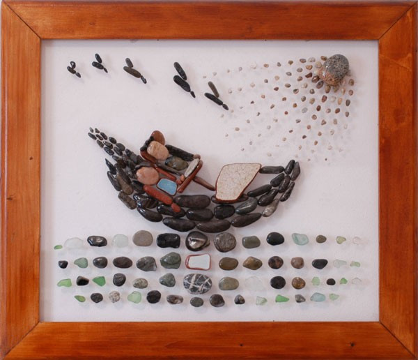 Pareja navegando en una lancha realizada con piedras naturales sobre plexiglás.