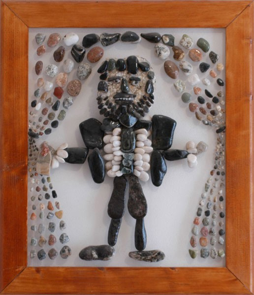 Representación de Luciano Pavarotti realizada con piedras naturales sobre plexiglás.