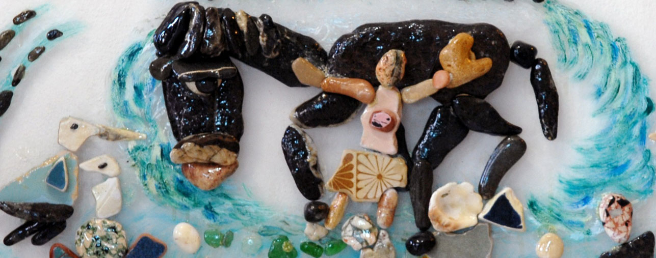 Mauricia bañando al Moro Viejo en una laguna, obra realizada con piedras naturales sobre plexiglás inspirada en un recuerdo de infancia en Corrientes, Argentina.