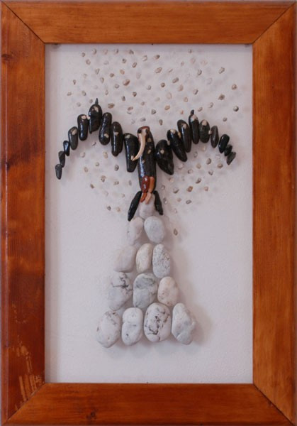Águila con las alas extendidas realizada con piedras naturales sobre plexiglás.