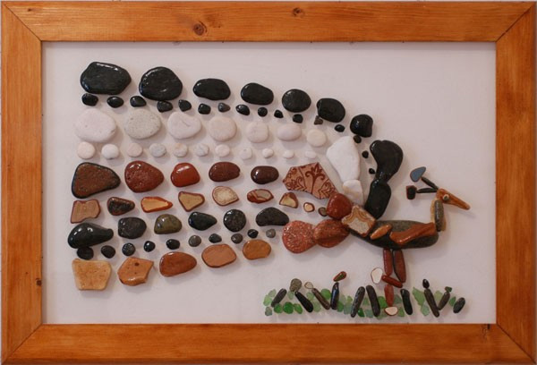 Pavo real realizado con piedras naturales sobre plexiglás.