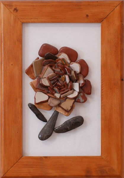 Rosa realizada con piedras naturales sobre plexiglás.