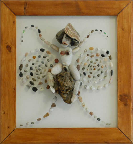 Mujer montada sobre un ser alado surreal realizado con piedras naturales sobre plexiglás